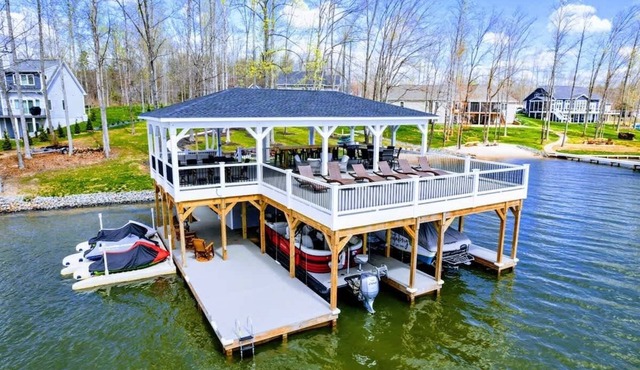 7BR Private Paradise 2 Story Dock, Beach, Hot Tub