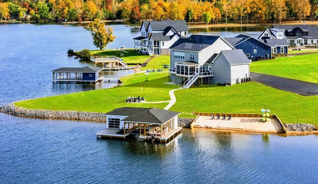 7BR Private Pointe Lakefront Lake Anna Beach, Dock