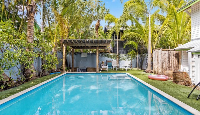 7BR Resort w/Heated Pool! .5 miles from Downtown!