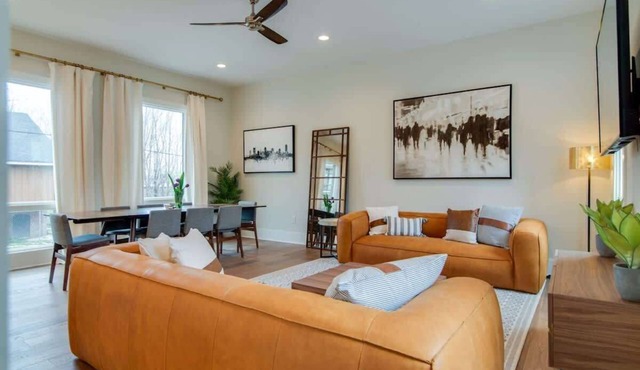 7BR Retreat, Rooftops, Garages, Walkable to Faves 5 Mins to Nissan Stadium, Less than 10 Mins to Broadway, 24 Hr Hospitality, Great for Groups