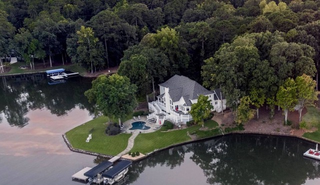 7BR Reynolds Lake Oconee Retreat. Lakefront with Private Pool & Dock - Sleeps 16