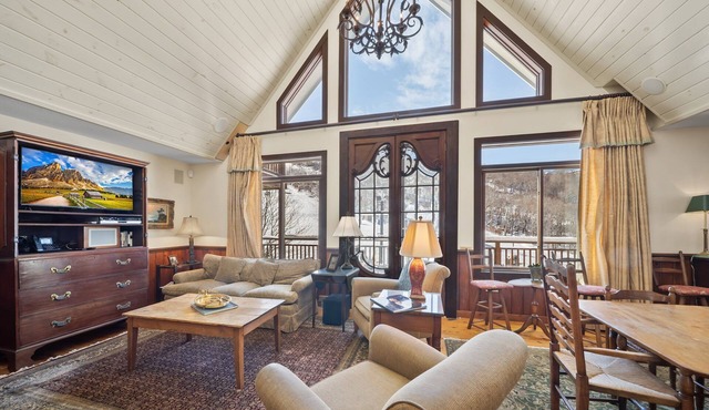 7BR Ski Chalet on Slopes of Beech Mountain, Wall of Windows Overlooking Slopes, Hot Tub, Game Tables
