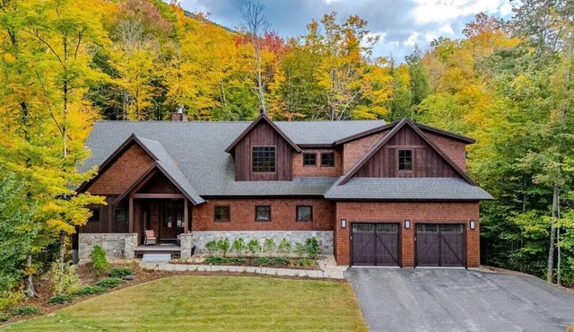 ⛷ 7BR Ski-In Hideaway | 🛁 Hot Tub | 🔥 Fire Pit | 🍖 BBQ | 🌅 Sunroom | Sleeps 19