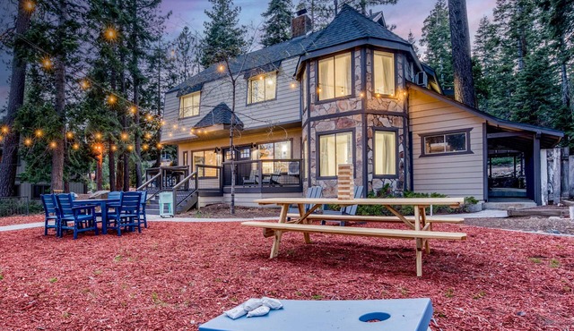 7BR Summer Oasis: Bikes, SUPs & Walk to Lake!