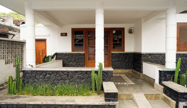 7BR Villa Kamandalu - Oase Klasik Modern di Kota Batu