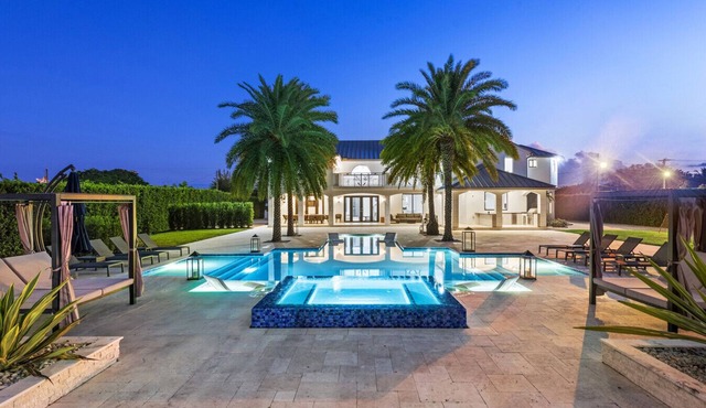 7BR Villa sleeps 16/Pool, Jacuzzi, Pickleball