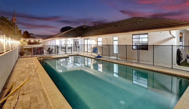 7BR w/ Heated Pool Jacuzzi, Gameroom, Theatre Dog Friendly