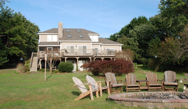 7BR waterfront retreat, hot tub, beach, kayaks, public side, pets, game rooms