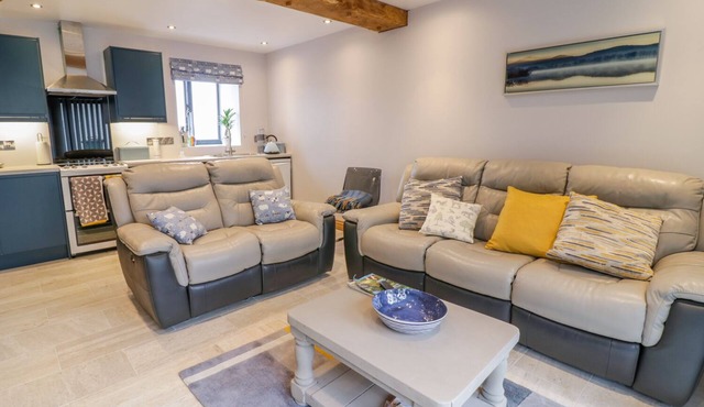 7EVERN @ PORTH FARM, pet friendly, with a garden in Caersws