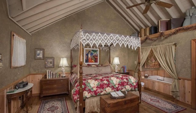 7F Lodge - France Chateau w/Jacuzzi Tub and Breakfast