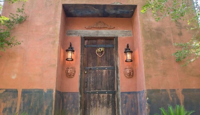 7F Lodge - Spain Spanish Hacienda Splendor w/Jacuzzi Tub and Breakfast