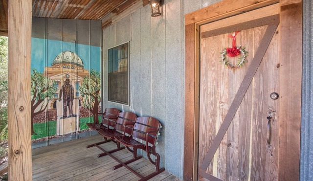 7F Lodge - Sully's Place An Aggie Tradition with Aggie Style w/outdoor Jacuzzi and Breakfast