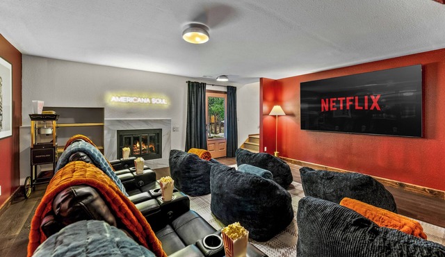 7k sq/ft! Gym, Theatre, Hot Tub, Sauna, Game Room, Golf, Sleeps 28 - Family Fun!