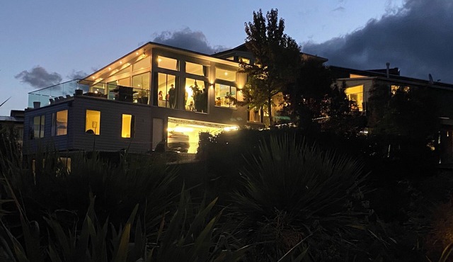 7Manata - Amazing 270deg views! Golf & Ski 10bedrm/8bathrm + 4x seven-seat 4WD's