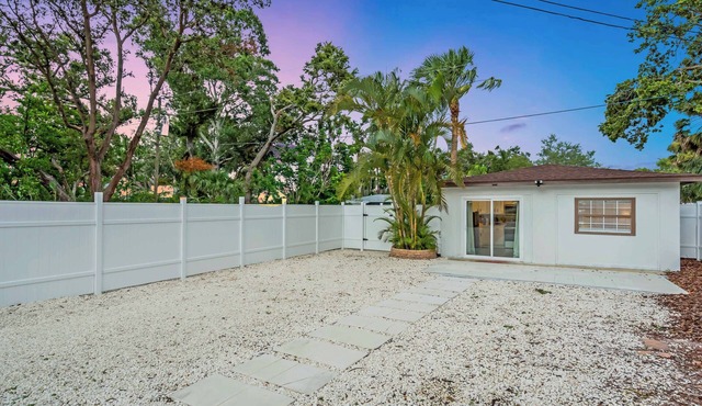 7mi to Anna Maria Newly Renovated Private Cottage