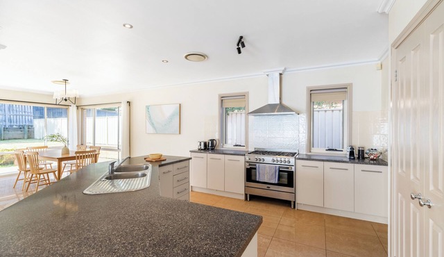 7min Walk to Metro Station, Elegant 5BR House