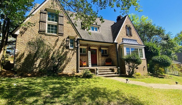 7th Ave Manor, Remodeled 1930’s Manor just minutes from Historic Downtown Laurel