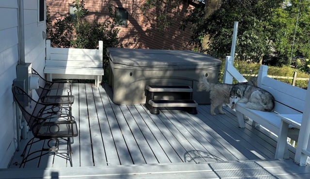 7th Street Retreat with outdoor hot tub