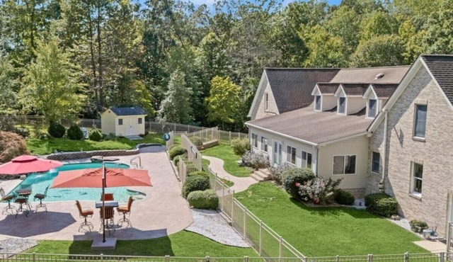 8,000 Sq Ft Luxury Estate Near Annapolis | Sleeps 32 | Pool, Theater & Pickleball