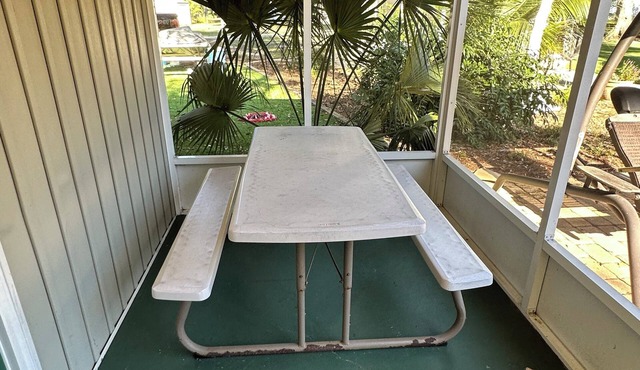 #8 2-bedroom cottage in Salt Springs Under New Management, ice machine on site.