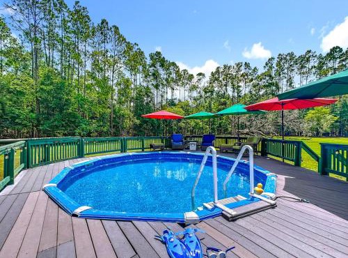 8,5 Acre Hideaway with Pool, Pet Friendly Retreat