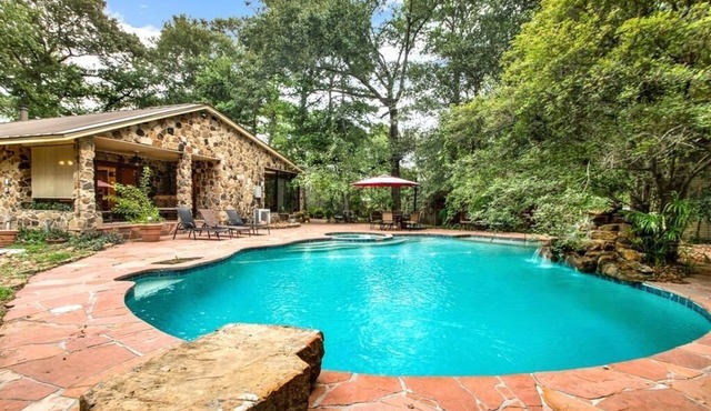 8 acres of fun & relaxation in a beautiful Rock Cottage with a pool and hot tub