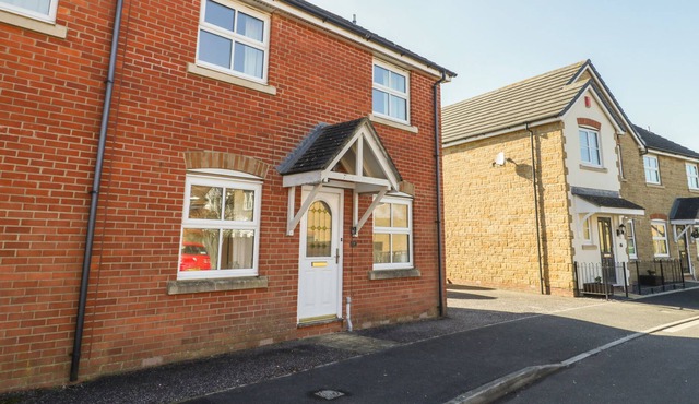 8 ADAMS MEADOW, pet friendly, with a garden in Ilminster