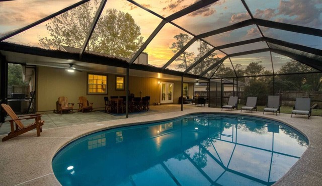 ~8-Ball Abode Sleeps 8 Pool Basin & Pool Table~