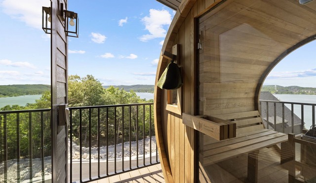 8 bdrm/4000+ sqft home w/golf simulator, outdoor sauna, hot tub & lake views!