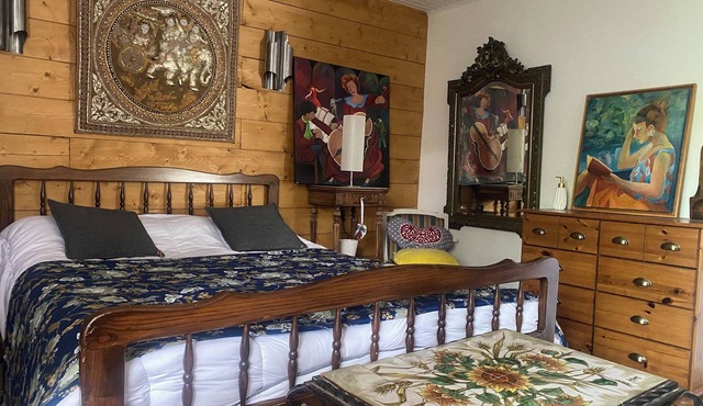 8-bed 2-bathroom apartment in the heart of the village