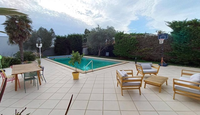 8-bed house with pool 10 min from La Rochelle town center