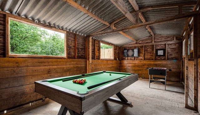 8 bed villa. Hot tub, games rm. Nr Bath/Bristol