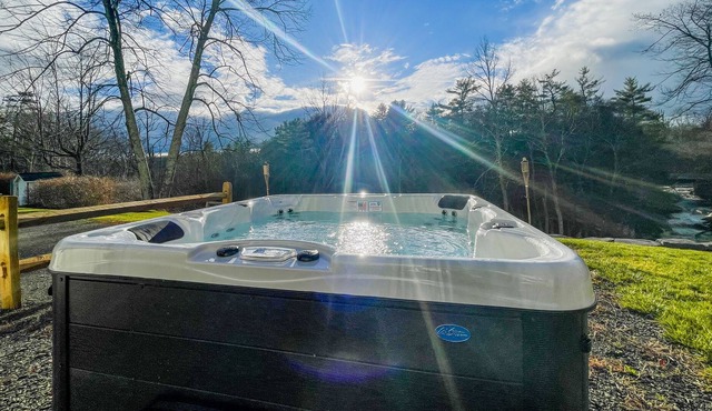 8 Bedroom- 1880 Farmhouse w/ Hot Tub on a stream, sleeps 24 , 6 acres