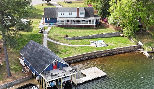 8 bedroom, 4.5 Bath Lake Front Home with Boathouse. Sleeps 18