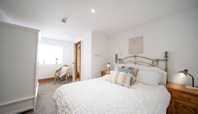 8 Bedroom/6 Bath House/Large Patio/Large Parking