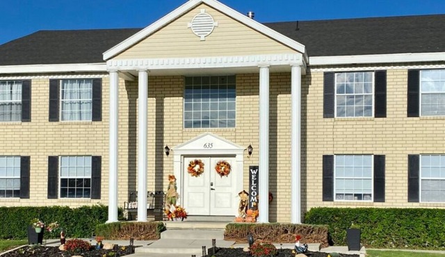 8 Bedroom 6 Bathroom home with kitchen, dining room area and lounge.