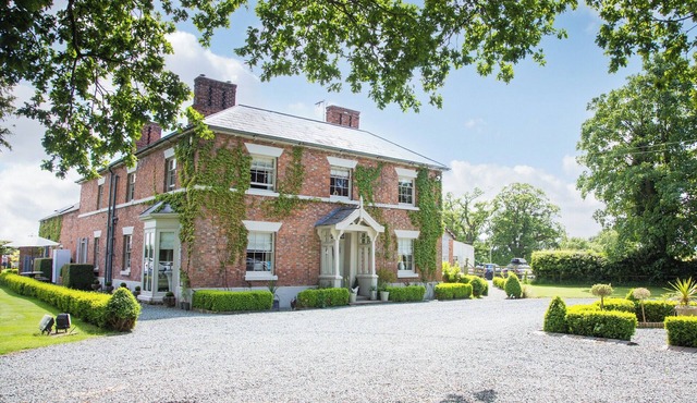 8 bedroom accommodation in Horsemans Green