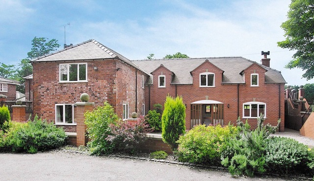 8 bedroom accommodation in Barrow-on-Trent