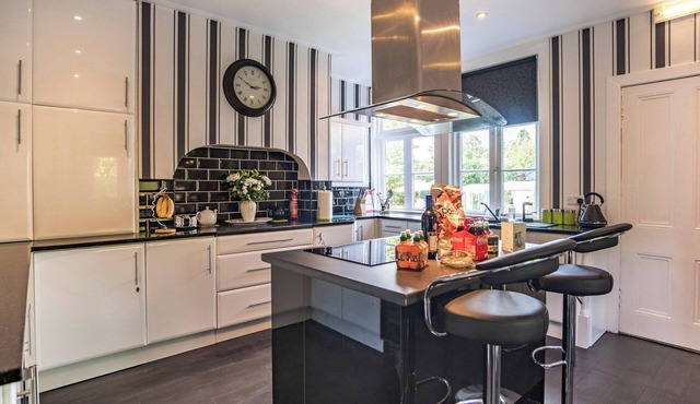 8 bedroom accommodation in Gordon, near Kelso