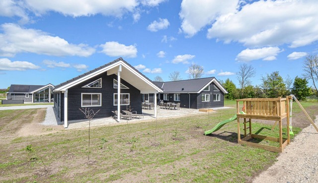 8 bedroom beautiful home in Grenaa