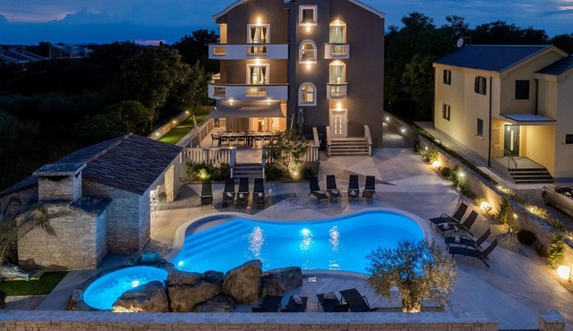 8 bedroom beautiful home in Zaton