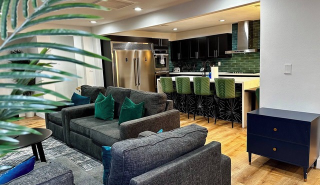 8-bedroom bed & breakfast in welcoming North Las Vegas with WiFi, AC