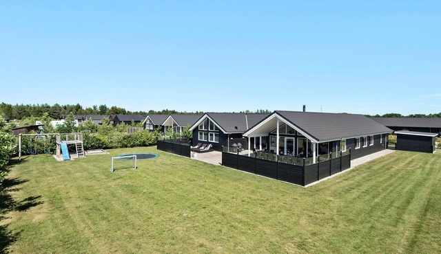 8 bedroom cozy home in Nørre Nebel