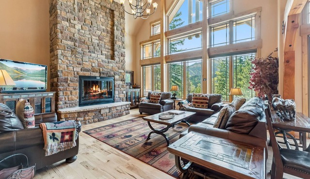 8 Bedroom Home by InvitedHome | Walk to Downtown, Hike, Bike, Hot Tub, Patio