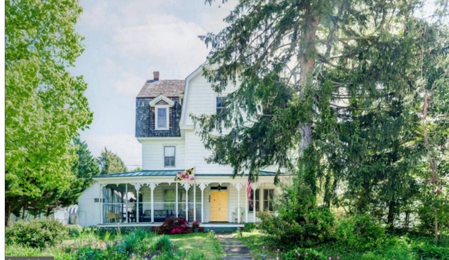 8-bedroom house with AC and WiFi in Betterton. 7 minute walk to the beach.