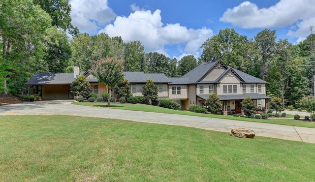 8-bedroom Luxury Home, 4.8 Acre w/Pool, Minutes to Suwanee downtown and Lake