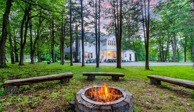 8 bedroom Manor - Hot Tub - Game Room - Fire Pit - Sleeps 22