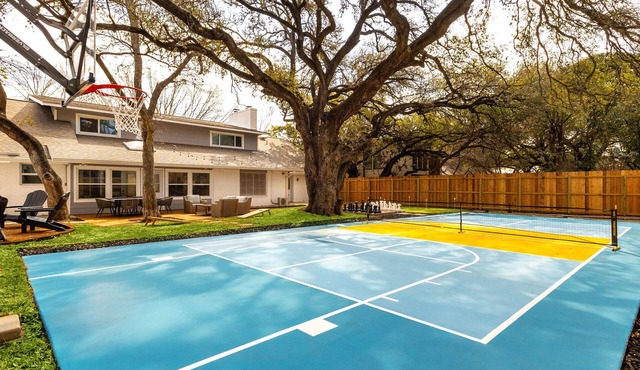 8 Bedroom~Pickleball~Heated Pool~Sleeps 22~.5 acre~ Hot Tub~Game Room Mini Golf