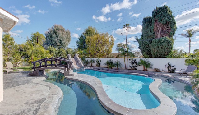 8 Bedroom Pool, Flowing Lazy River & Water Slide near Disneyland! PRIVATE OASIS!