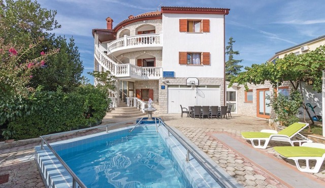 8 bedroom stunning home in Pula